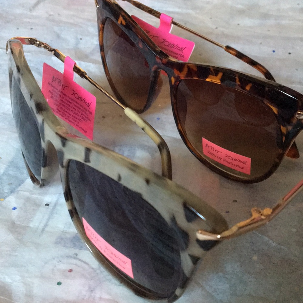 BETSEY JOHNSON TORTOISE SUNGLASSES